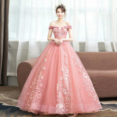 Vestido de quinceañera con hombros descubiertos y encaje rosa con flores 