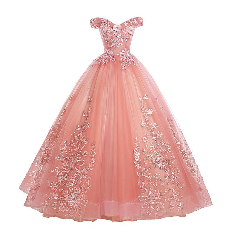 Vestido de quinceañera con hombros descubiertos y encaje rosa con flores 