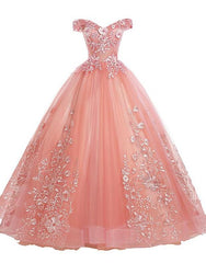Vestido de quinceañera con hombros descubiertos y encaje rosa con flores 