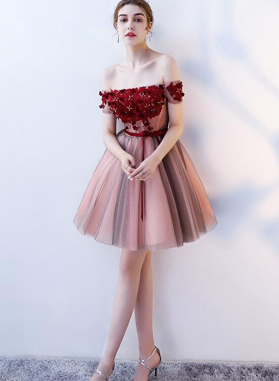 Vestido de fiesta corto con flores de encaje y hombros descubiertos en rosa y gris 