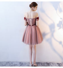 Vestido de fiesta corto con flores de encaje y hombros descubiertos en rosa y gris 