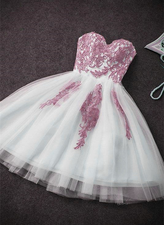Vestido de fiesta rosa y blanco con escote en forma de corazón hasta la rodilla. 