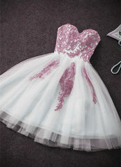 Vestido de fiesta rosa y blanco con escote en forma de corazón hasta la rodilla. 
