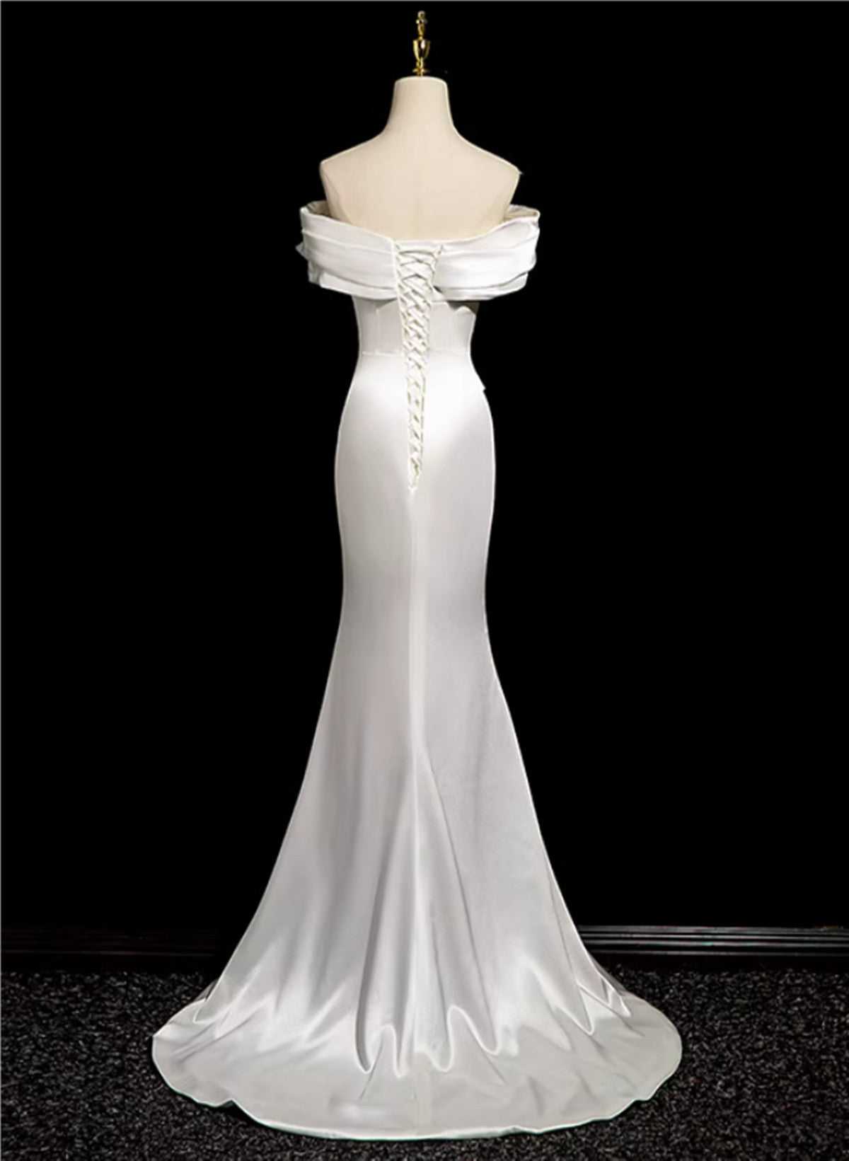 Vestido de fiesta largo de sirena de satén blanco con hombros descubiertos 