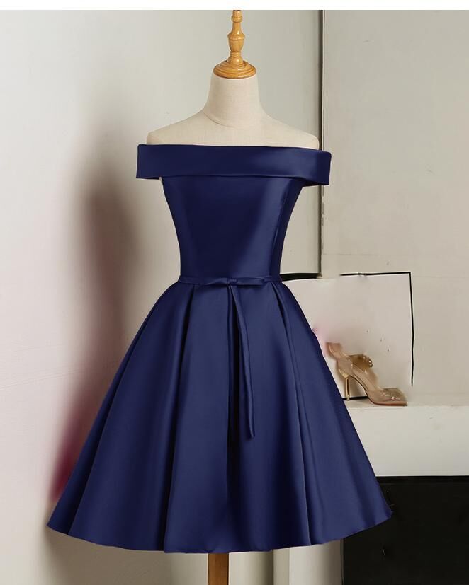 Lindo y sencillo vestido de fiesta corto de satén 