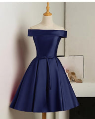 Lindo y sencillo vestido de fiesta corto de satén 