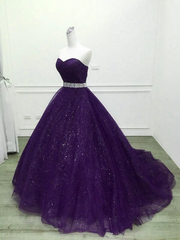 Hermoso vestido de fiesta de tul morado brillante con cuentas 