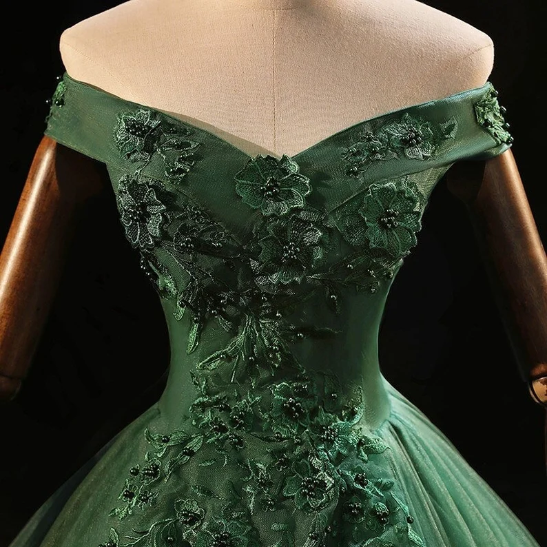 Vestido de fiesta largo de tul verde con apliques de encaje 