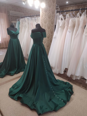 Vestido formal largo con hombros descubiertos y abertura en satén verde oscuro 