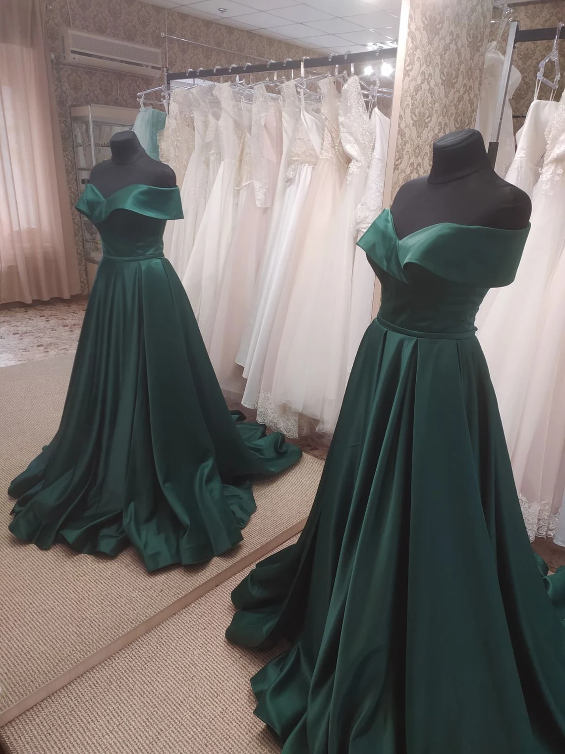 Vestido formal largo con hombros descubiertos y abertura en satén verde oscuro 