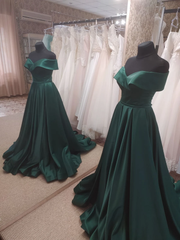 Vestido formal largo con hombros descubiertos y abertura en satén verde oscuro 