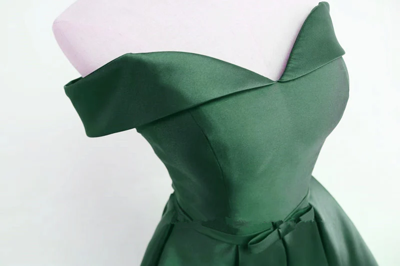 Vestido de fiesta corto con hombros descubiertos y satén verde oscuro 