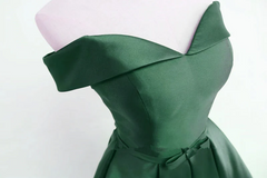 Vestido de fiesta corto con hombros descubiertos y satén verde oscuro 