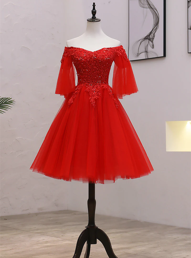 Vestido de fiesta rojo de tul con escote en forma de corazón, encaje y cuentas 