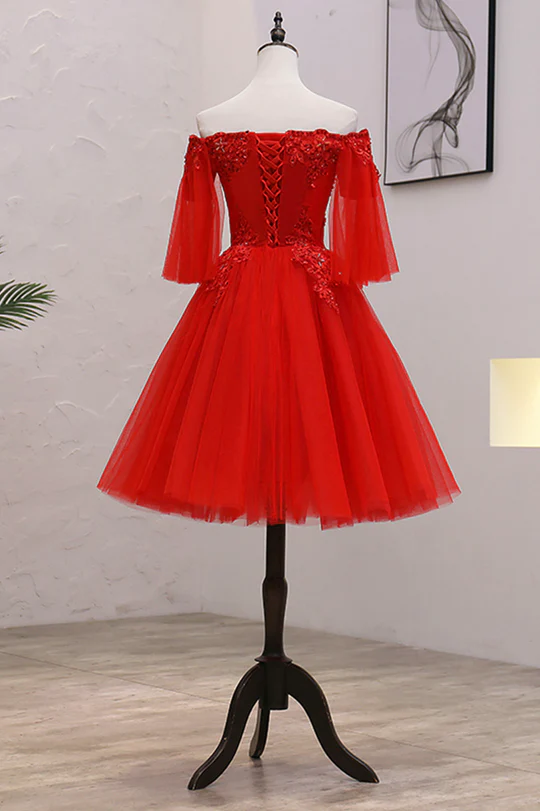 Vestido de fiesta rojo de tul con escote en forma de corazón, encaje y cuentas 