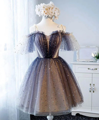 Bonitos vestidos de fiesta cortos de tul con encaje, tirantes finos y escote en V 