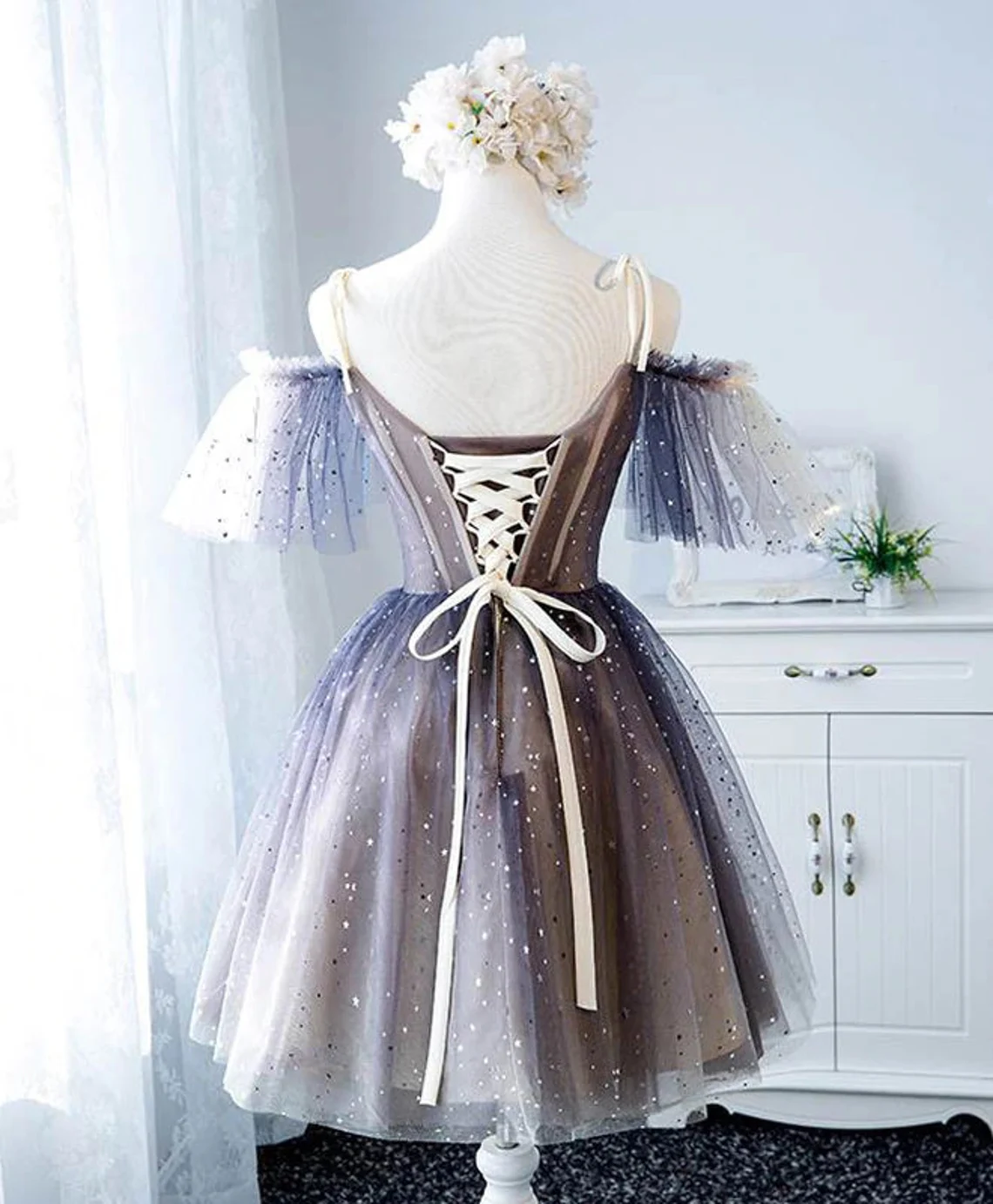 Bonitos vestidos de fiesta cortos de tul con encaje, tirantes finos y escote en V 