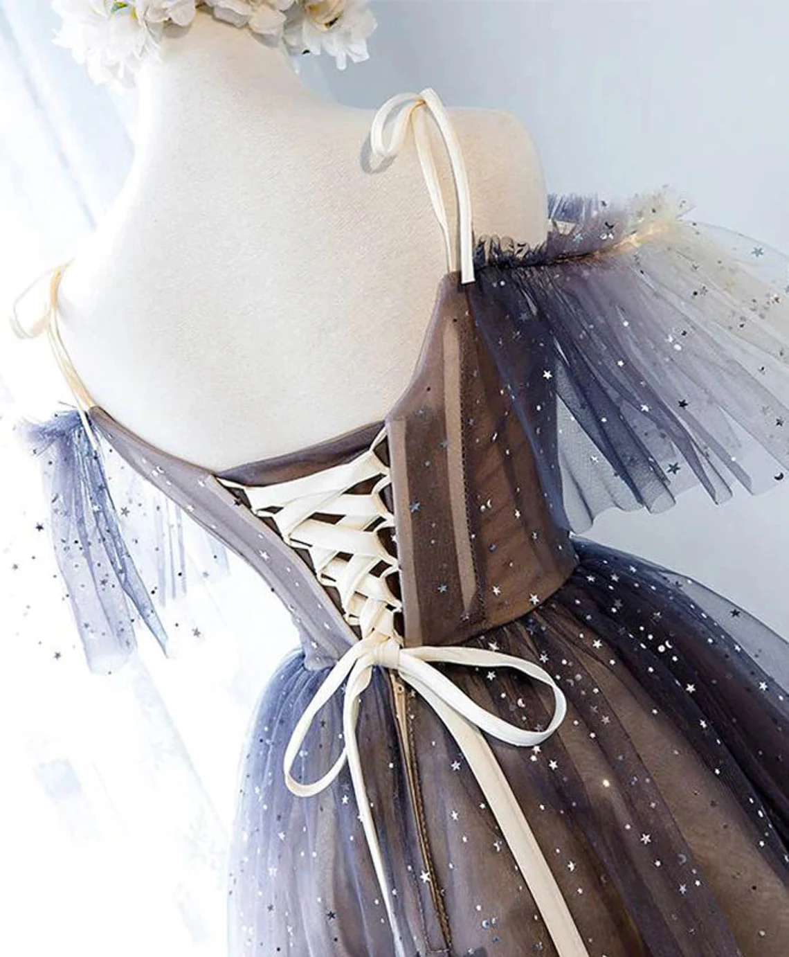 Bonitos vestidos de fiesta cortos de tul con encaje, tirantes finos y escote en V 