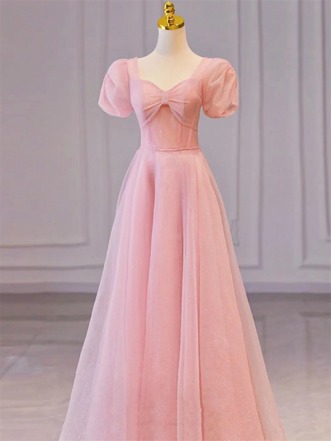 Vestido de fiesta largo de corte A con mangas cortas y escote en forma de corazón en color rosa 