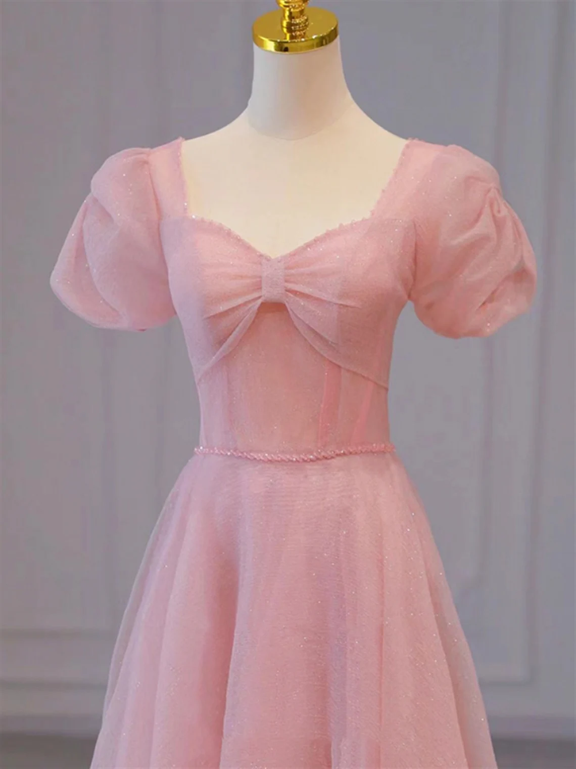 Vestido de fiesta largo de corte A con mangas cortas y escote en forma de corazón en color rosa 