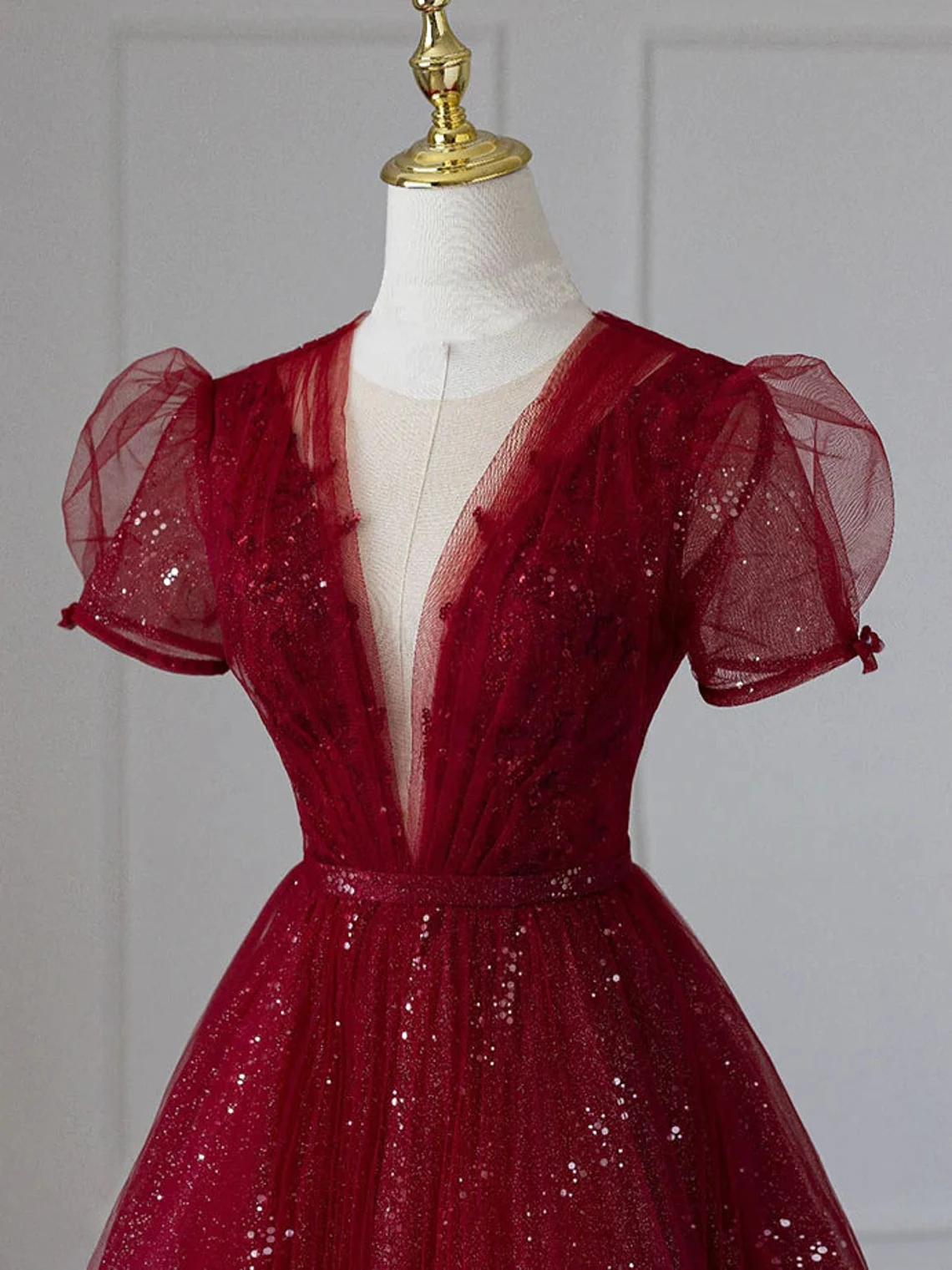 Vestido de dama de honor con mangas cortas de tul rojo vino 
