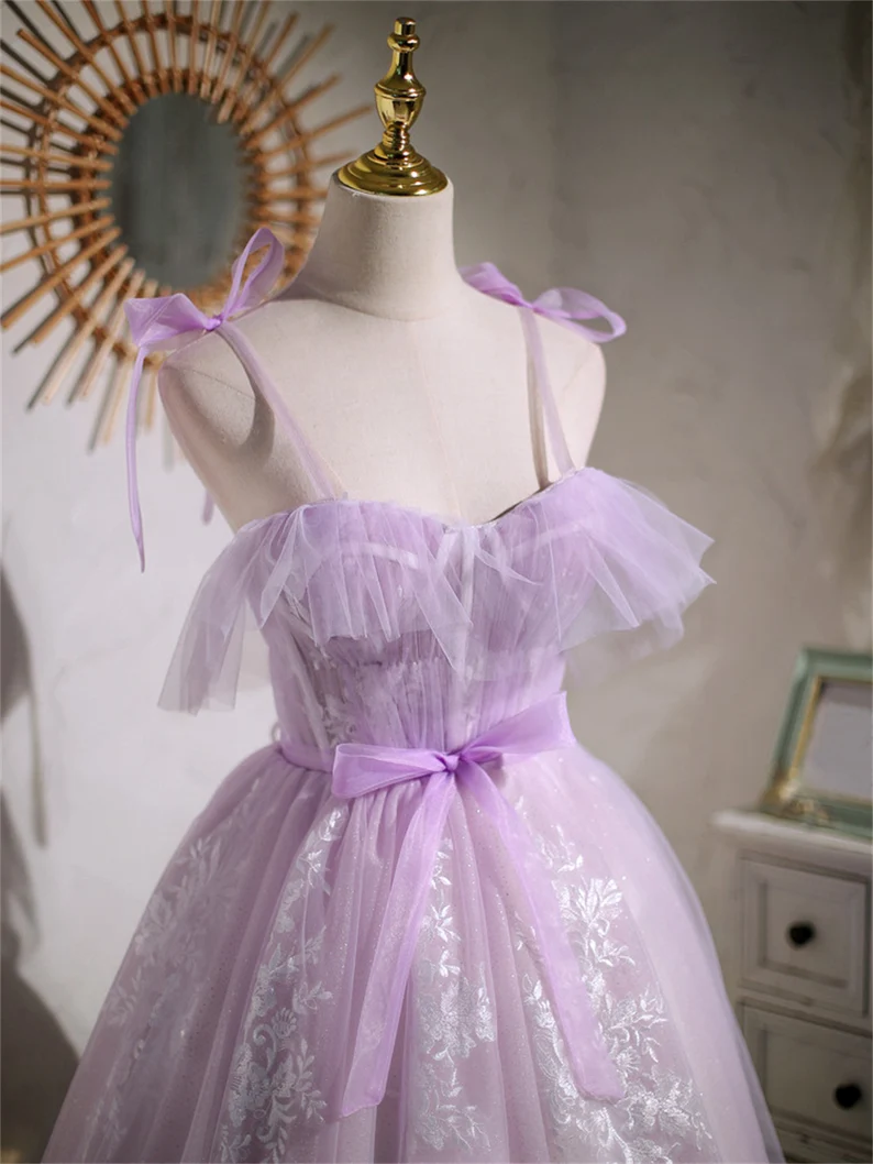 Lindo vestido de fiesta corto de tul color lavanda 