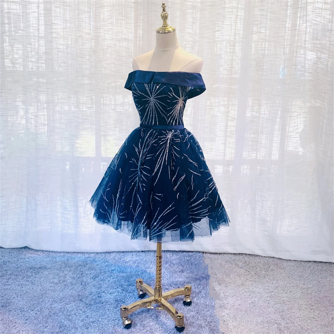 Vestido de fiesta de tul azul oscuro con hombros descubiertos y largo hasta la rodilla 