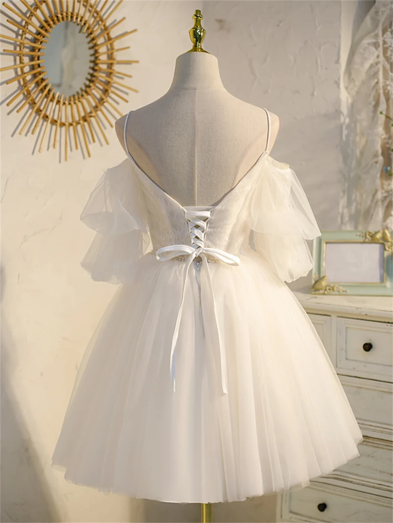 Vestido de fiesta de encaje con escote en V y tirantes finos color marfil 