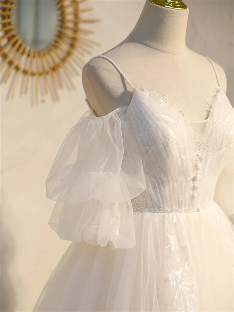 Vestido de fiesta de encaje con escote en V y tirantes finos color marfil 