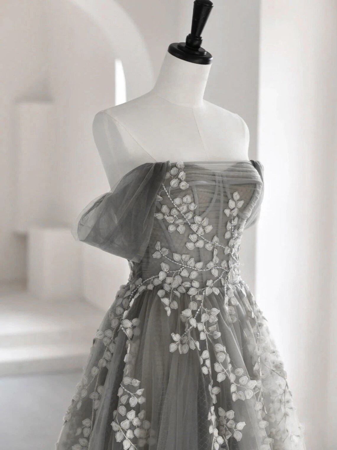 Vestido de fiesta largo de tul gris con hombros descubiertos y apliques de encaje, vestido de fiesta gris