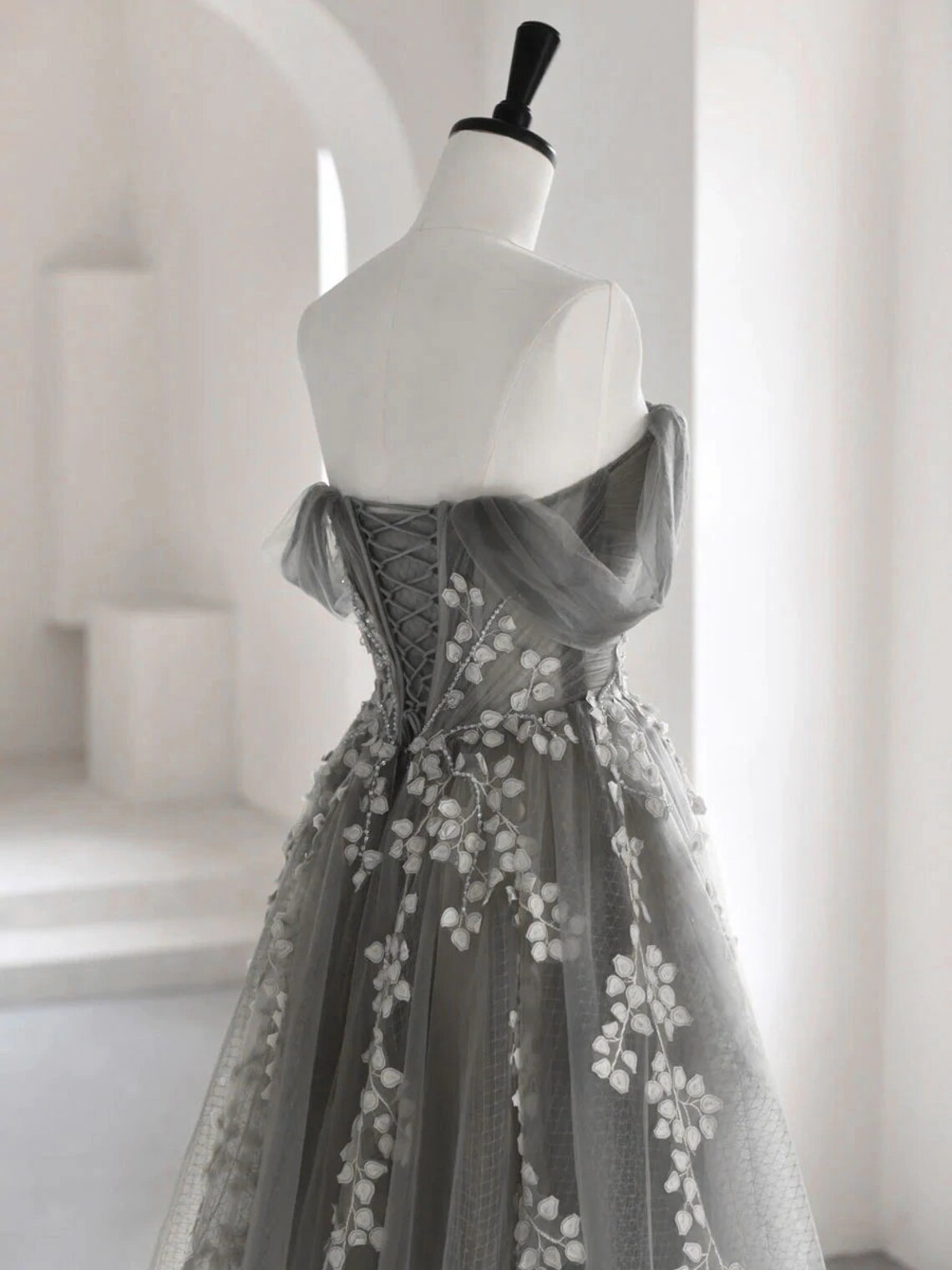 Vestido de fiesta largo de tul gris con hombros descubiertos y apliques de encaje, vestido de fiesta gris