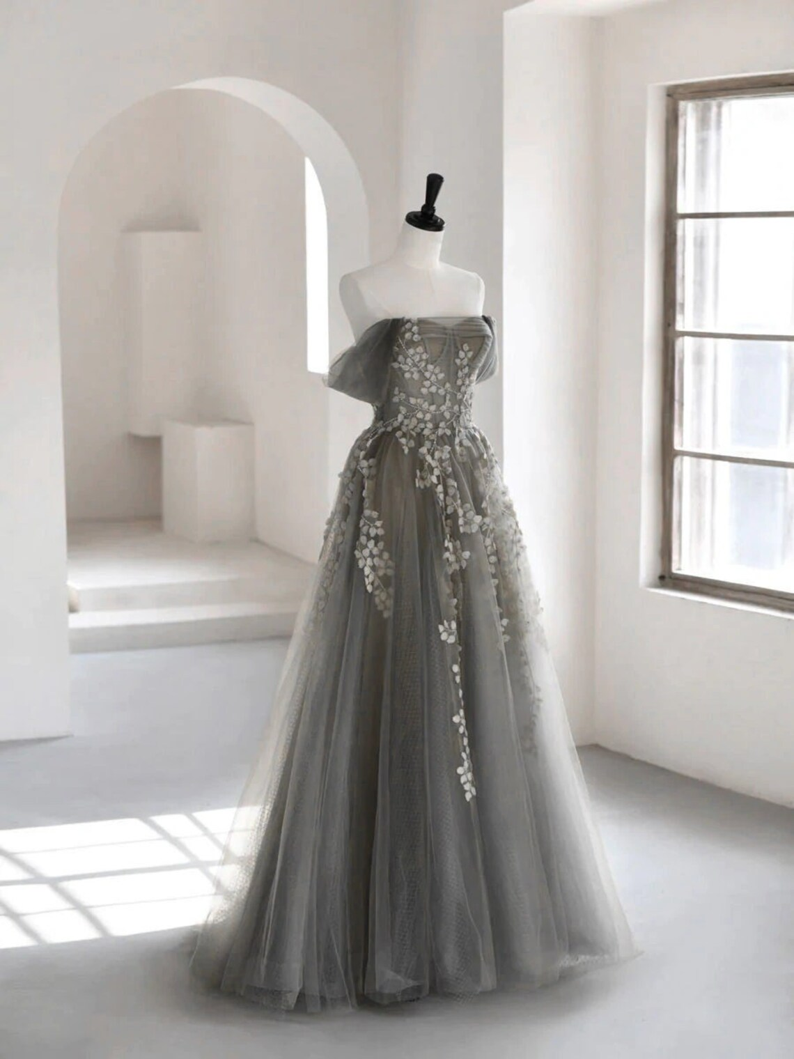 Vestido de fiesta largo de tul gris con hombros descubiertos y apliques de encaje, vestido de fiesta gris