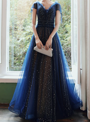 Vestido de fiesta azul marino con mangas cortas, tul brillante y cordones 