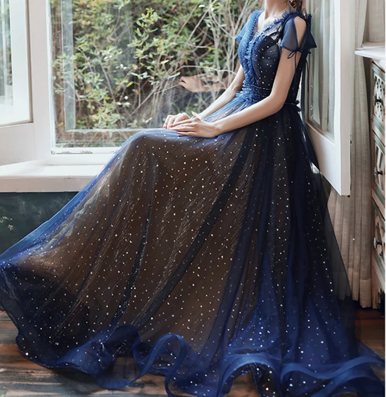 Vestido de fiesta azul marino con mangas cortas, tul brillante y cordones 