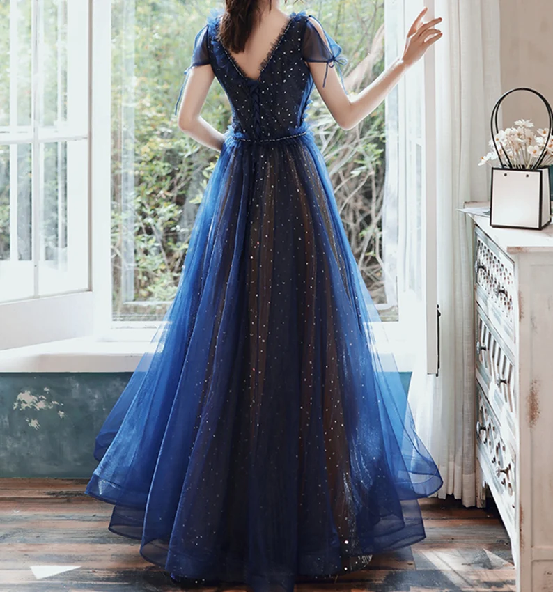 Vestido de fiesta azul marino con mangas cortas, tul brillante y cordones 