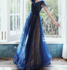 Vestido de fiesta azul marino con mangas cortas, tul brillante y cordones 