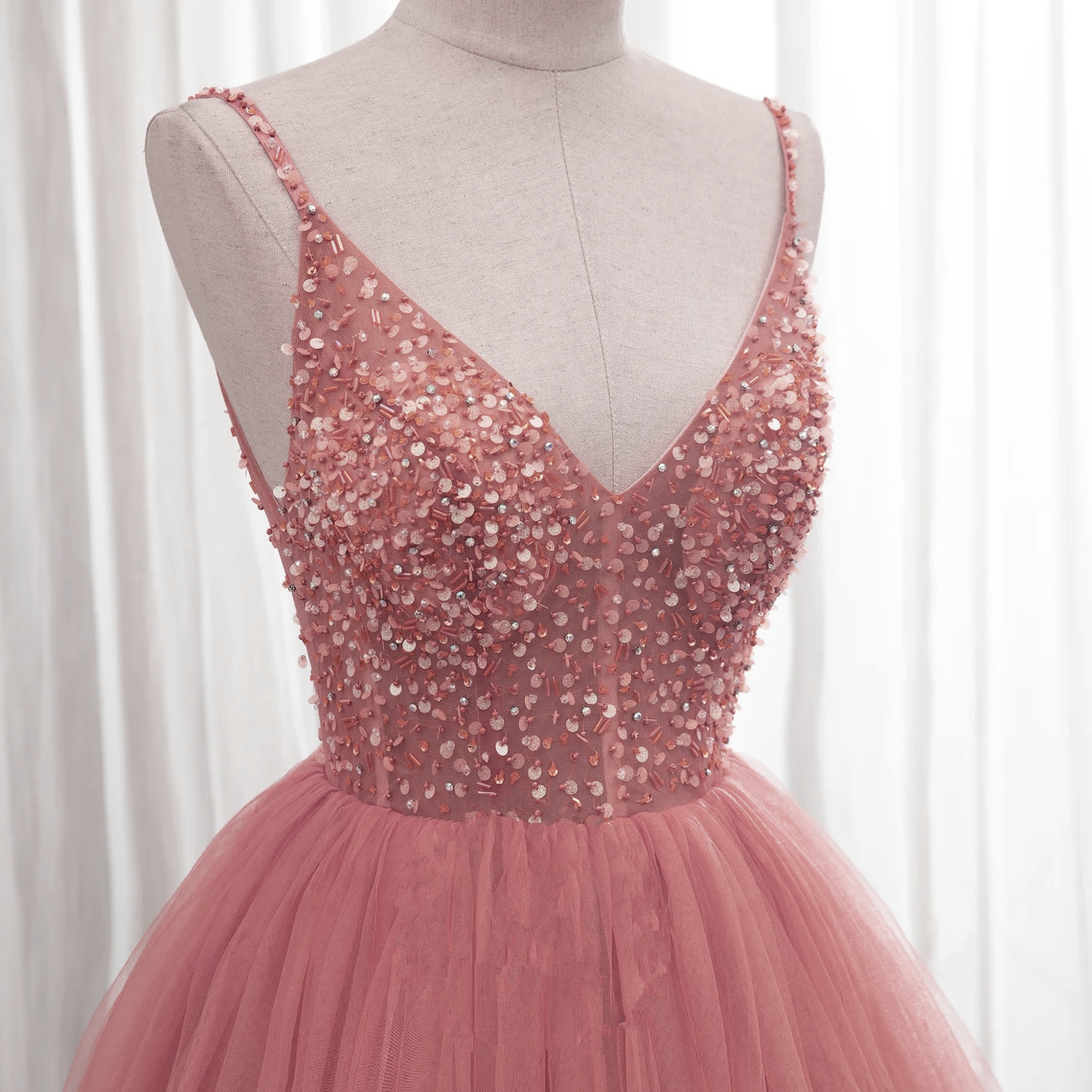 Vestido de noche largo con tirantes y escote en V y lentejuelas rosa oscuro 
