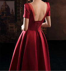 Vestido de fiesta de satén rojo vino con espalda baja, mangas cortas y cordones 
