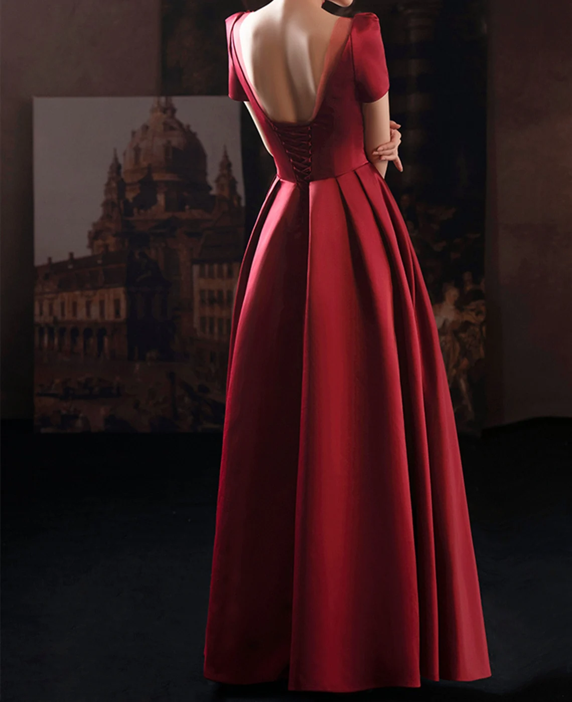 Vestido de fiesta de satén rojo vino con espalda baja, mangas cortas y cordones 