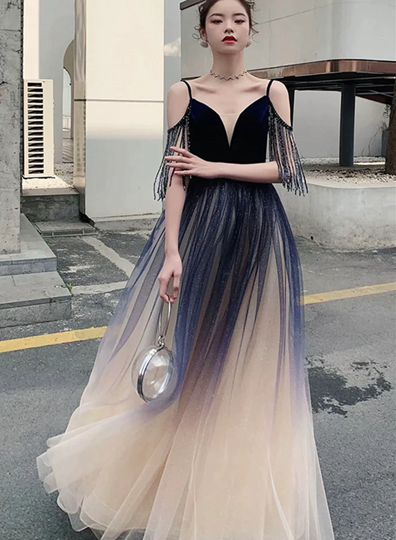 Hermoso vestido de fiesta de tul azul degradado con escote en V y tirantes 