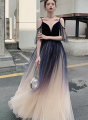 Hermoso vestido de fiesta de tul azul degradado con escote en V y tirantes 