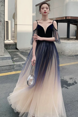 Hermoso vestido de fiesta de tul azul degradado con escote en V y tirantes 