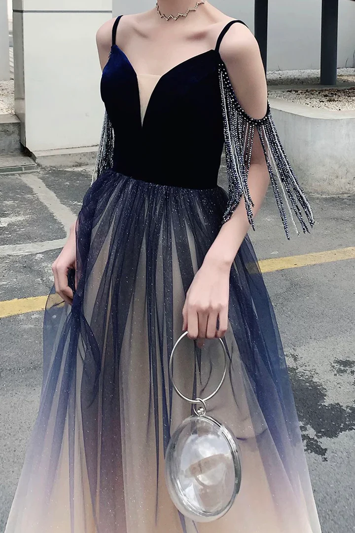 Hermoso vestido de fiesta de tul azul degradado con escote en V y tirantes 