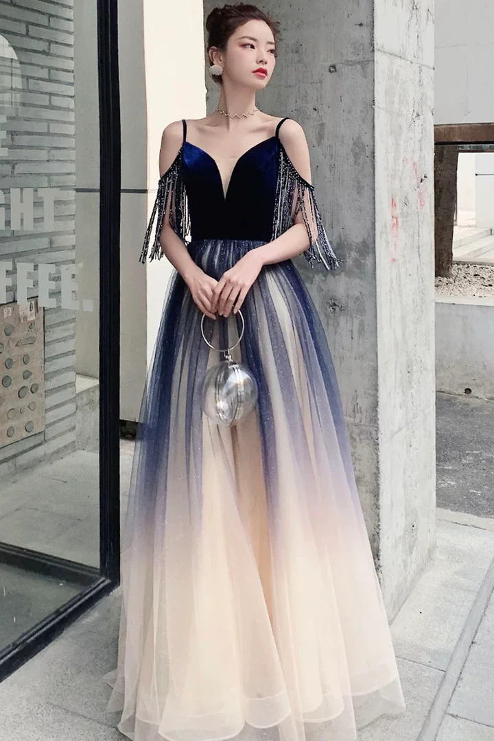 Hermoso vestido de fiesta de tul azul degradado con escote en V y tirantes 