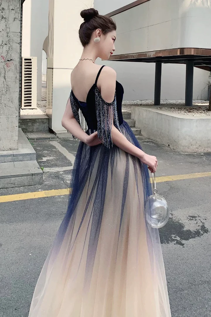 Hermoso vestido de fiesta de tul azul degradado con escote en V y tirantes 