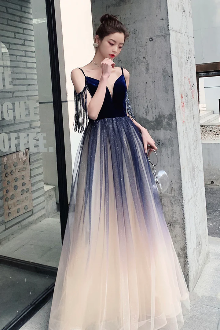 Hermoso vestido de fiesta de tul azul degradado con escote en V y tirantes 