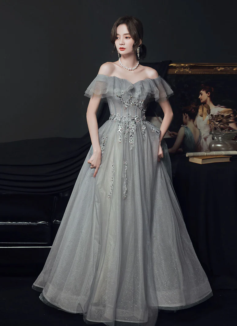 Vestido de fiesta de tul gris claro con escote en forma de A y escote en forma de corazón 