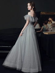 Vestido de fiesta de tul gris claro con escote en forma de A y escote en forma de corazón 