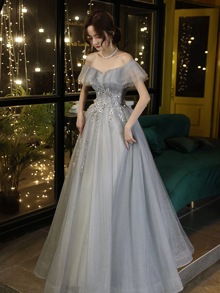 Vestido de fiesta de tul gris claro con escote en forma de A y escote en forma de corazón 