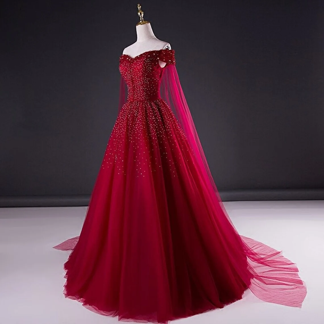 Vestido de fiesta largo de tul rojo vino con cuentas y brillo 